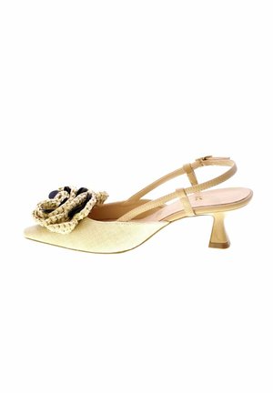 Scarpa slingback beige con tacco basso, punta appuntita e grande decorazione floreale intrecciata sulla parte superiore.