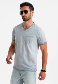Ombre V-NECK WITH POCKET  - Jednoduché tričko - grey