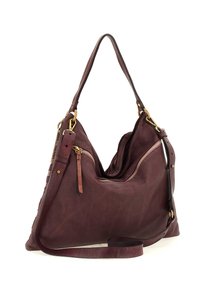 Borsa grande in pelle bordeaux con un design morbido, accessori in tono oro e tasca con zip sul davanti. Include una tracolla regolabile.