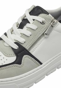Fehér, szürke és fekete anyagokból készült sneaker, sima bőrből, velúr részletekkel, perforált mintázattal és oldalsó cipzárral.