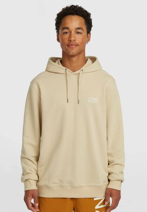 Beige hættetrøje med snøre i hætten, ribbede manchetter og kant. Har en lille hvid logo på brystet og et blødt, tekstureret stof.