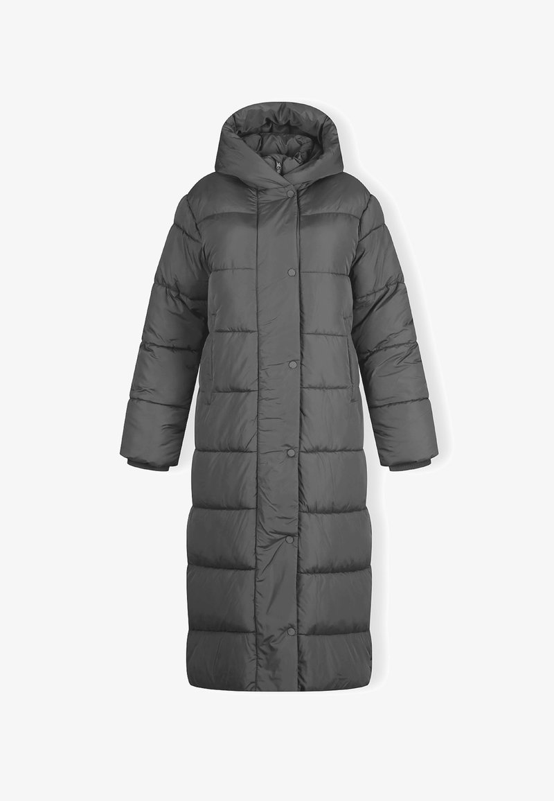 Palton negru lung matlasat, cu glugă, închidere cu capse, mâneci lungi și buzunare laterale, conceput pentru vreme rece.