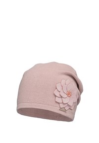 Un bonnet en tricot rose avec un grand accent de fleur en tissu sur un côté. Le design est doux et texturé, avec un ajustement snug.