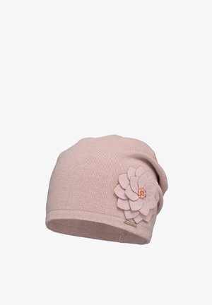 Roze gebreide muts met een grote stoffen bloemenaccent aan één kant. Het ontwerp is zacht en textuurrijk met een snug fit.