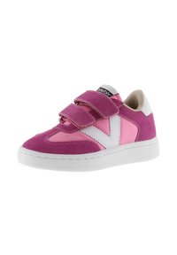 Sneaker rosa e viola con strap in velcro, materiali in suede e tessuto, accenti bianchi, punta arrotondata e suola testurizzata.