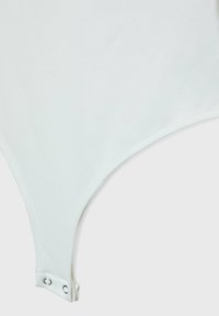 Bílý textilní body s hladkým povrchem, s vysokým vystřižením nohou a stříbrným zapínáním na patentky na spodní části.