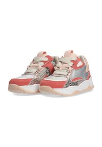 Scarpe sportive multicolori con camoscio rosso, pannelli metallici argentati e dettagli testurizzati. Design con lacci e suola spessa bianca.