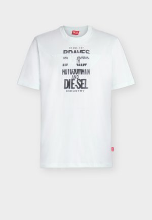 Witte korte mouw Diesel T-shirt met zwart-witte grafische tekst en logo aan de voorkant, ronde halslijn en rode logolabel aan de zijnaad.