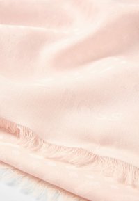 Sciarpa rosa chiaro, morbida al tatto con un delicato motivo intrecciato, bordi frangiati e dettagli del logo a marchio su tutta la stoffa.
