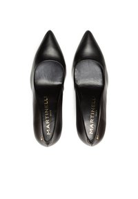 Scarpe slingback nere in pelle con punta appuntita, texture liscia, tacco aperto e dettagli in oro. Logo stampato sulla soletta.