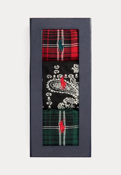Tri par socks u poklon kutiji: crne karirane, crne paisley s bijelim uzorkom, i zelene karirane, svaka s malim crvenim logom kao akcentom.
