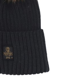 Beanie nero a coste con risvolto e patch con logo dorato di un cane. Texture morbida, presenta un pompon in pelliccia sintetica sulla parte superiore.