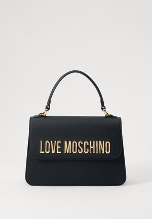 Czarna skórzana torebka o sztywnym kształcie; posiada złoty logo "LOVE MOSCHINO" z przodu oraz uchwyt na górze.