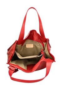 Rode leren shopper met een ruim interieur, voorzien van een beige voering, één ritssluitingvak en twee insteekvakken. Gestructureerde afwerking en stevige hengsels.