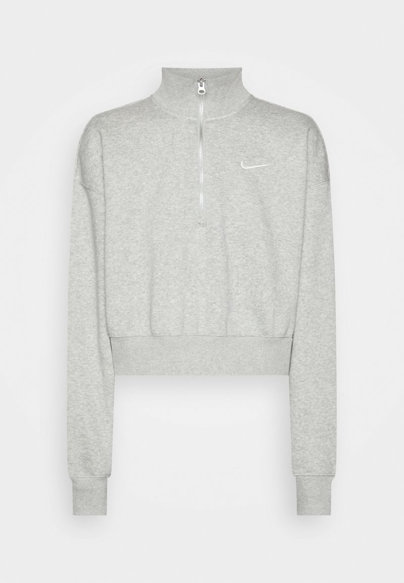 Sudadera corta de color gris claro con cuello alto y cierre de cuarto de cremallera. Presenta puños y dobladillo acanalados, además de un pequeño logo blanco en el pecho.