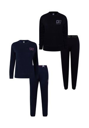 Twee sets lange mouw sweatshirts en bijpassende joggingbroeken in donkere kleuren, elk met het "CR7"-logo op de borst en de broek.