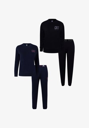 Twee sets lange mouw sweatshirts en bijpassende joggingbroeken in donkere kleuren, elk met het "CR7"-logo op de borst en de broek.