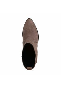 Bruine suede enkellaarsjes met een puntige neus en een zijrits, met een gladde textuur en minimale stikseldetails. Platte zwarte zool.