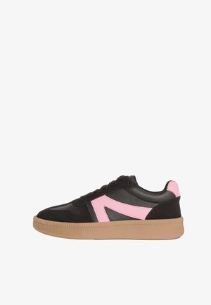 Sneaker nera bassa con suola in gomma e dettaglio di striscia angolare rosa lungo il lato e la zona del tallone, vista dal lato esterno.