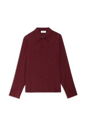 Bordo bluz sa dugim rukavima s šiljastim ovratnikom, detaljem u obliku ključa na vratu i glatkom teksturom. Ima dugmad kao ukras na ovratniku.