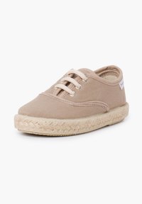 Beige kangast espadrillid ümarate varvastega, kahe nööriava ja jute'ist kaetud tallaga. Pehme tekstuur ja minimalistlik disain.