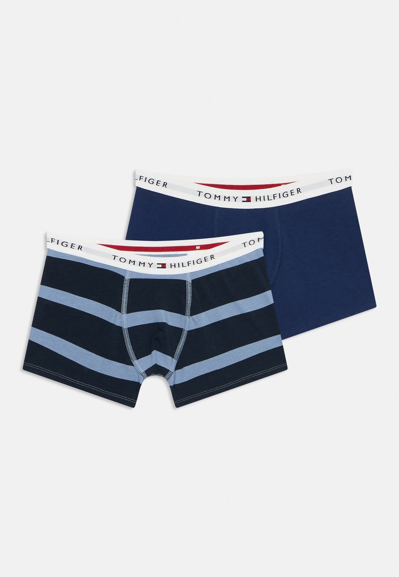 Deux paires de boxers : une unie bleu marine foncé, l'autre à rayures bleu marine et bleu clair. Les deux ont une ceinture blanche avec le logo "TOMMY HILFIGER".