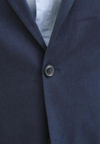 Marineblaues Blazer aus strukturiertem Stoff, mit einer einzigen Knopfleiste, scharfen Revers und einer leichten Fütterung in Hellblau.
