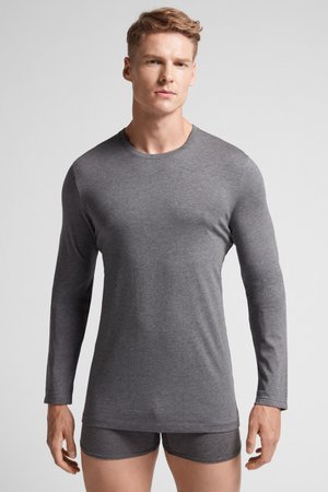 Graues Langarmshirt aus einem weichen, glatten Stoff, kombiniert mit passenden, enganliegenden Shorts. Einfaches Design mit einem klassischen Rundhalsausschnitt.