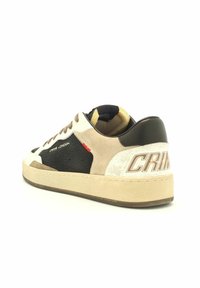 Sneaker basse con pannelli in suede beige e nero, suola texturizzata beige e branding "CRIME" in marrone sul tallone.