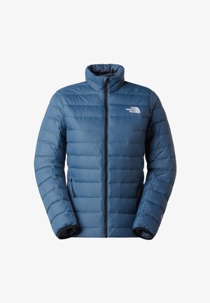 Blå quiltet isoleret jakke med opretstående krave, hel lynlås foran, sidelommer med lynlås og hvidt The North Face-logo på brystet.