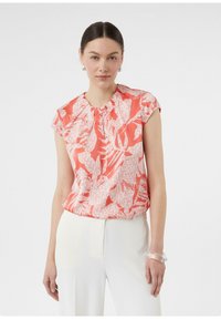 Bluzka w koralowy wzór z krótkimi rękawami, z zebranym dekoltem i abstrakcyjnymi białymi motywami, wykonana z gładkiego, lekkiego materiału.