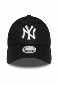 Zwarte honkbalpet met een witte geborduurde New York Yankees-logo. Heeft een gestructureerd ontwerp en een verstelbare strap. Maatlabel is zichtbaar op de klep.