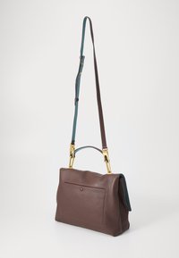 Borsa a tracolla in pelle marrone con una tracolla turchese, dettagli in hardware dorato e tasca posteriore. Forma rettangolare compatta.
