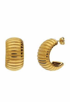 Stevige gouden halve-hoepeloorbellen met ribbels, met pen en vlindersluiting, één van voren en de ander van opzij.