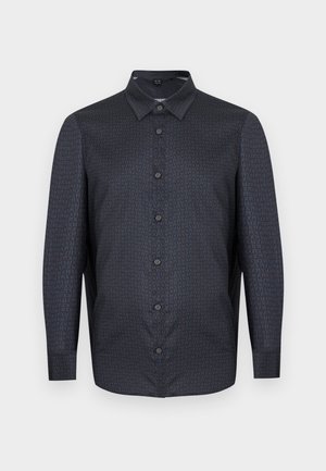 Tume pikkade varrukatega nööpidega särk, millel on pehme korduv geomeetriline muster ja terav krae, esitatud heleda tausta ees.