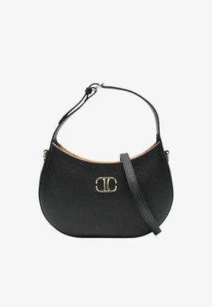 Bolso de mano de cuero negro con una forma redondeada, con un logo en tono dorado y una correa corta para el hombro. Textura lisa con detalles mínimos.