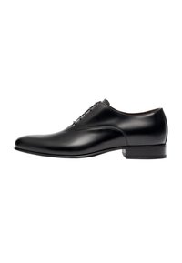 Scarpa da uomo in pelle nera con finitura liscia, punta rotonda, design minimalista e stringhe sottili. Presenta un tacco basso impilato.