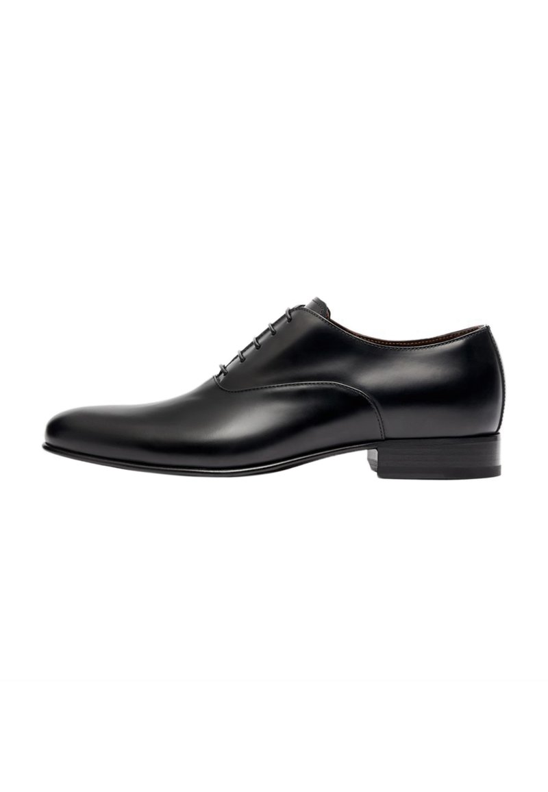 Scarpa da uomo in pelle nera con finitura liscia, punta rotonda, design minimalista e stringhe sottili. Presenta un tacco basso impilato.