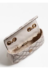 Lille quiltet beige håndtaske med guldkædeøjer, åben klap og stofbeklædt indvendig med subtilt logo mønster.