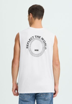 Hvid ærmeløs t-shirt med en cirkulær grafik på ryggen med teksten "REFLECT THE WORLD" og sorte accenter. Bomuldsstof, afslappet pasform.
