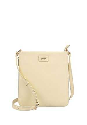 Sac bandoulière en cuir crème avec sangle réglable et petite plaque métallique avec le logo "Paul Costelloe" centrée près du haut.