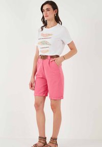 LELA REGULAR FIT - Shorts - fuchsia