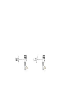 Pendientes de aro de plata con un acabado pulido, un diseño curvado y un pequeño acento de perla en la parte inferior. Apta para diversas ocasiones.
