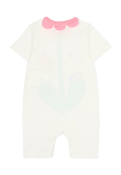 Biały, krótki kombinezon niemowlęcy z różowym kołnierzykiem z falbanką i kwiatowym wzorem z tyłu. Miękka bawełniana tkanina o gładkiej fakturze.