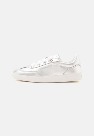 Baskets blanches basses avec finition brillante, marquées "Love Moschino" sur le côté, fermeture à lacets et détail métallique en forme de cœur près des lacets.