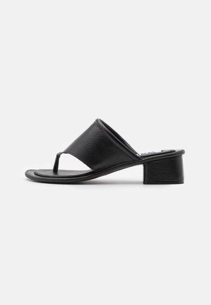 JAMMIE - Sandály s odděleným palcem - black