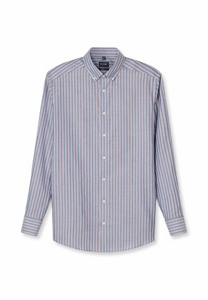 Blaues langärmeliges Hemd mit weißen, roten und rosafarbenen vertikalen Streifen und einem Knopfkragen, flach auf weißem Hintergrund ausgelegt.