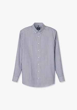 Blaues langärmeliges Hemd mit weißen, roten und rosafarbenen vertikalen Streifen und einem Knopfkragen, flach auf weißem Hintergrund ausgelegt.