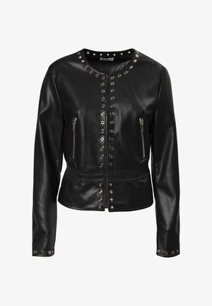 Giubbotto in pelle nera con scollatura rotonda, tasche con zip frontali e borchie decorative argentate lungo il colletto e la chiusura, con un accento intrecciato nella vita.