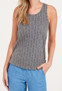 Camiseta de tirantes gris con un patrón texturizado de pequeños cuadrados. Fabricada en una tela suave, presenta un escote redondo y un corte relajado.